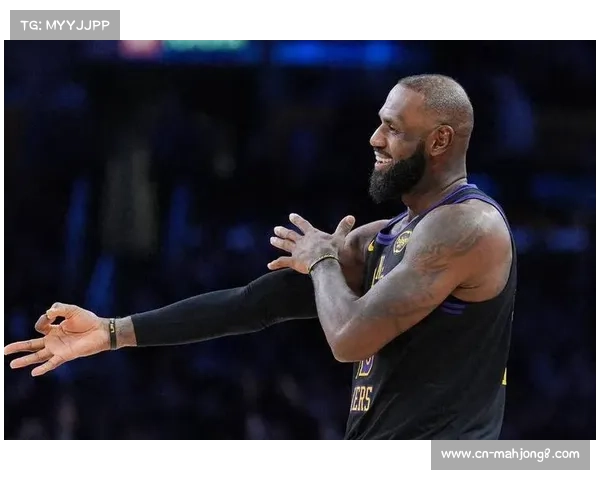 勒布朗·詹姆斯：老将末节攻防一体，19+15+8诠释领袖价值